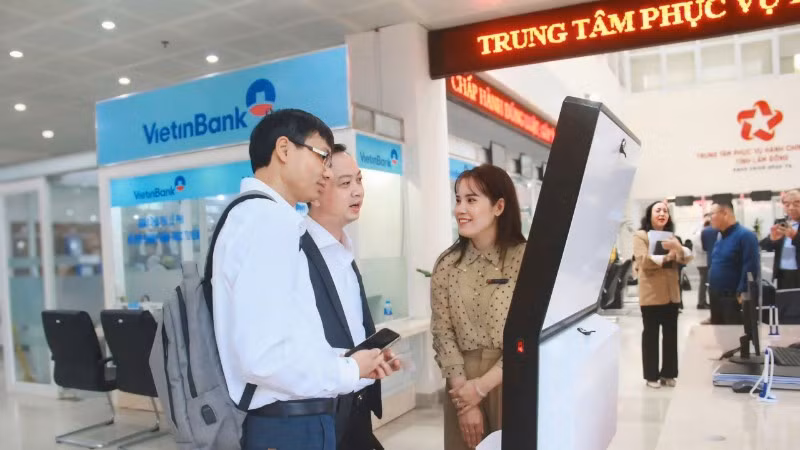 Đoàn công tác Bộ Khoa học và Công nghệ trao đổi, lắng nghe ý kiến tại Trung tâm Phục vụ Hành chính tỉnh Lâm Đồng. (Ảnh: MAI HÀ)