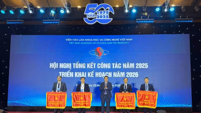 Giáo sư, Viện sĩ Châu Văn Minh, Chủ tịch Viện Hàn lâm Khoa học và Công nghệ Việt Nam, trao Cờ thi đua cho các đơn vị. (Ảnh: BÍCH LIÊN)