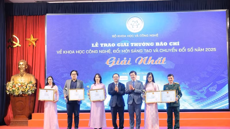 Các tác giả giành giải Nhất Giải thưởng báo chí về Khoa học, công nghệ, đổi mới sáng tạo và chuyển đổi số năm 2025.