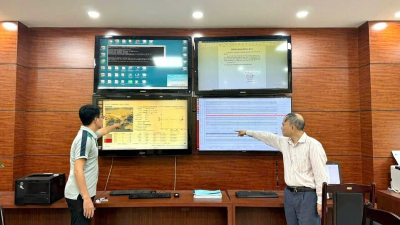 Các nhà khoa học Viện Các khoa học trái đất phân tích về hiện tượng động đất. (Ảnh: TL)