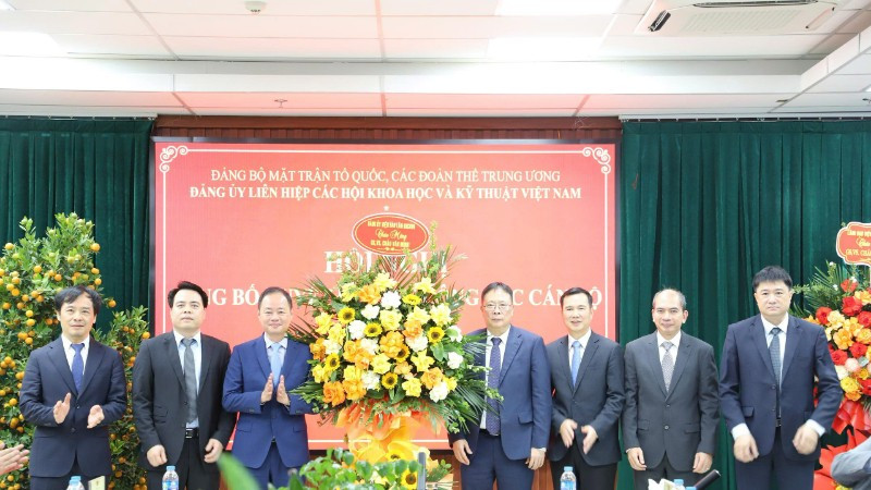 Lãnh đạo Viện Hàn lâm chúc mừng Giáo sư, Viện sĩ Châu Văn Minh. (Ảnh: HIẾU LIÊN)