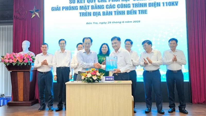 Tỉnh Bến Tre và Tổng Công ty Điện lực miền Nam ký kết kế hoạch phối hợp công tác giải phóng mặt bằng các công trình điện 110kV. (Ảnh: HOÀNG TRUNG)
