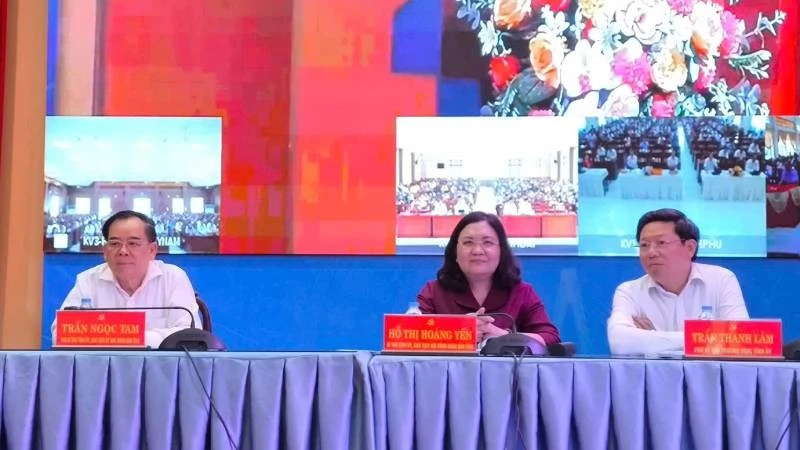 Lãnh đạo tỉnh Bến Tre chủ trì Hội nghị vận hành thử nghiệm chính quyền 2 cấp. (Ảnh: HOÀNG TRUNG)