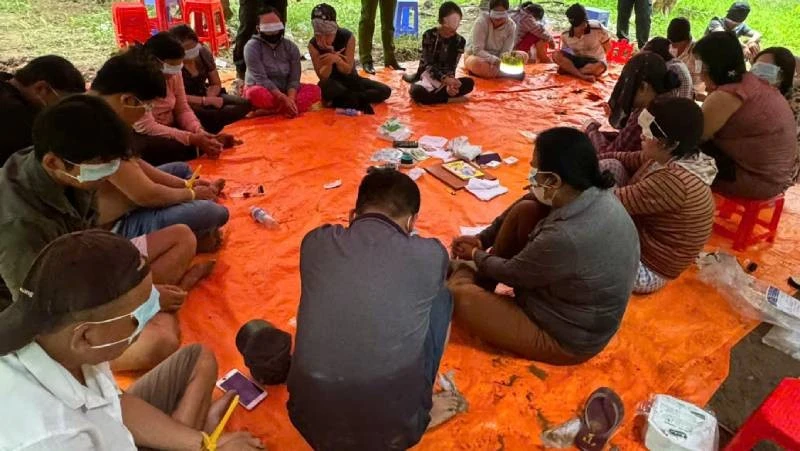 Nhóm đối tượng đánh bạc bị cơ quan Công an bắt giữ. (Ảnh: HOÀNG TRUNG)