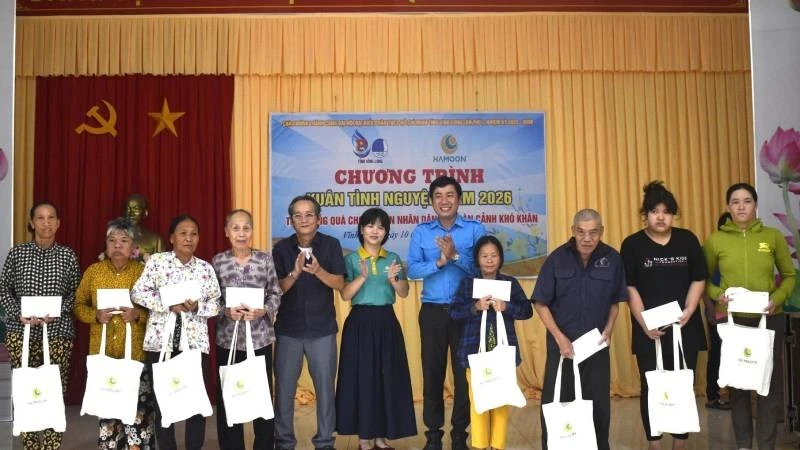 Trao quà cho các hộ dân có hoàn cảnh khó khăn tại xã Quới Điền.