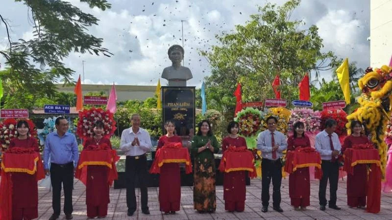 Lãnh đạo tham dự buổi Lễ thực hiện nghi thức cắt băng khánh thành tượng cụ Phan Liêm.