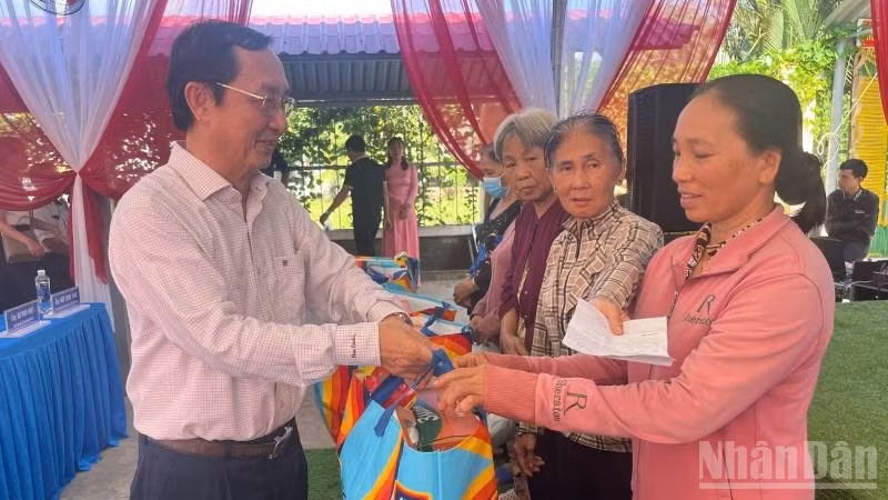 Đồng Chí Huỳnh Thành Đạt trao quà cho bà con xã An Định (tỉnh Vĩnh Long).