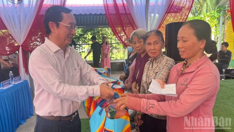 Đồng Chí Huỳnh Thành Đạt trao quà cho bà con xã An Định (tỉnh Vĩnh Long).