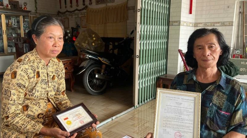 Vợ chồng bà Thúy gửi đơn kiến nghị khắp nơi để tìm sự ghi nhận xứng đáng cho con trai hy sinh khi làm nhiệm vụ.