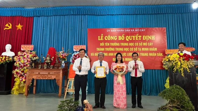 Lãnh đạo xã Mỏ Cày trao Quyết định đổi tên Trường Trung học cơ sở Mỏ Cày thành Trường Trung học cơ sở Tạ Minh Khâm.