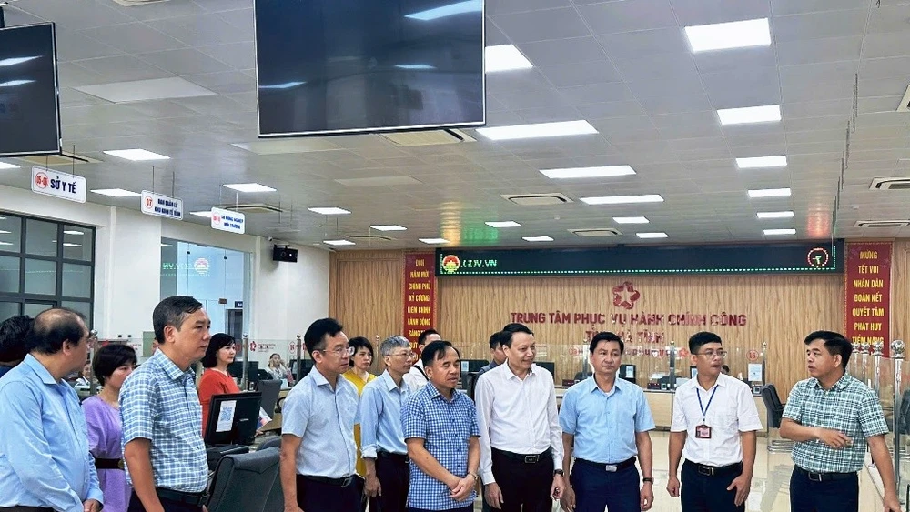 Đoàn công tác của Bộ Khoa học và Công nghệ đi kiểm tra thực tế tại Trung tâm Phục vụ Hành chính công tỉnh Hà Tĩnh.