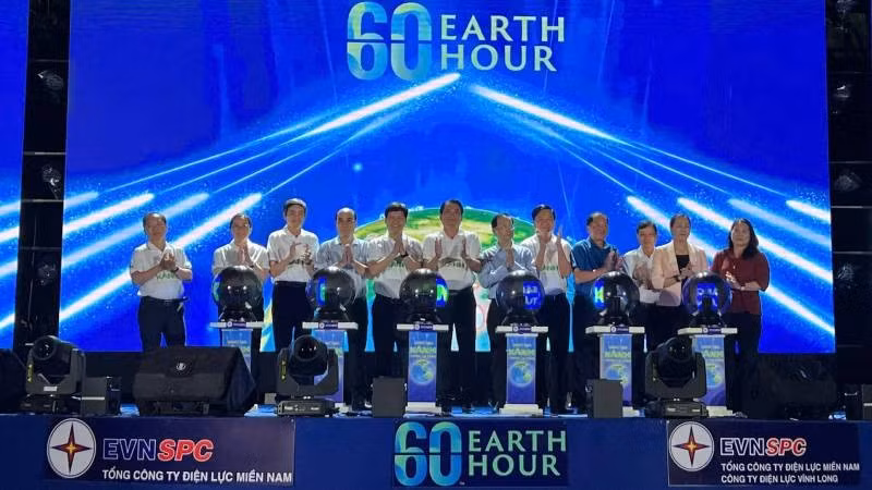 Đại biểu tham dự buổi lễ thực hiện nghi thức tắt đèn hưởng ứng Giờ Trái đất năm 2026.