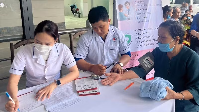 Đoàn bác sĩ khám, phát thuốc miễn phí cho người dân tại xã Ba Tri (tỉnh Vĩnh Long).