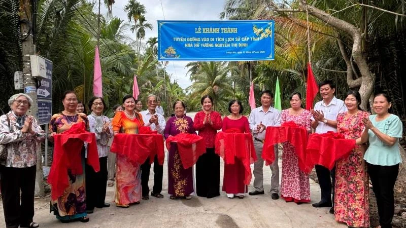 Đại biểu tham dự buổi Lễ thực hiện nghi thức cắt băng khánh thành công trình.