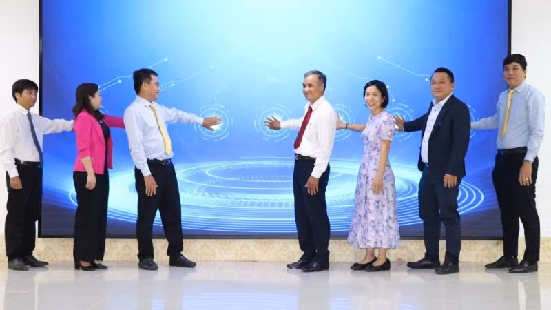 Đại biểu tham dự buổi lễ thực hiện nghi thức phát động cuộc thi khởi nghiệp đổi mới sáng tạo trong lĩnh vực nông nghiệp khu vực Đồng bằng sông Cửu Long.