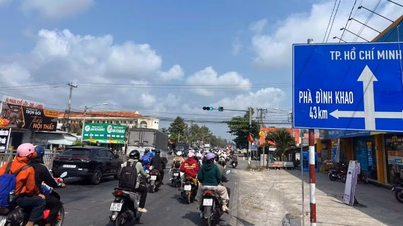 Rất đông phương tiện đổ về Thành phố Hồ Chí Minh sau kỳ nghỉ Tết.