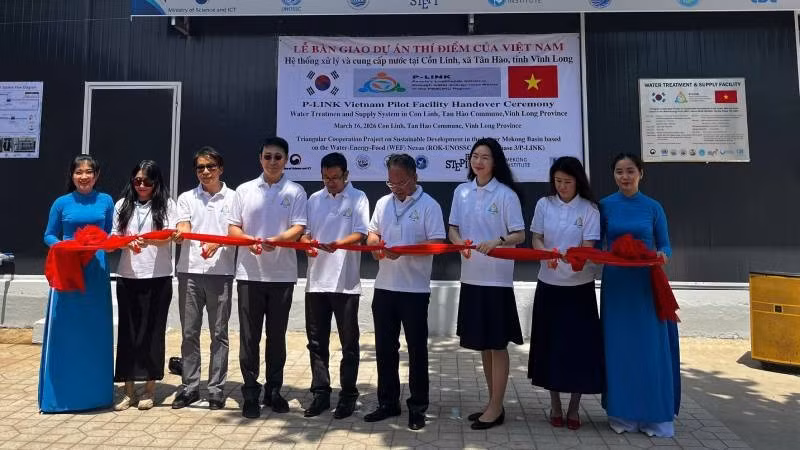 Đại biểu thực hiện nghi thức cắt băng khánh thành hệ thống lọc nước RO tại xã Tân Hào (tỉnh Vĩnh Long).