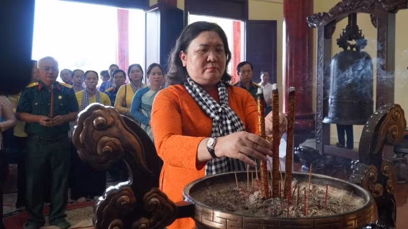 Đồng chí Hồ Thị Hoàng Yến, Ủy viên Ban Chấp hành Trung ương Đảng, Phó Bí thư Thường trực Tỉnh ủy Vĩnh Long cùng đoàn công tác dâng hương nhân kỷ niệm 106 năm ngày sinh nữ tướng Nguyễn Thị Định.