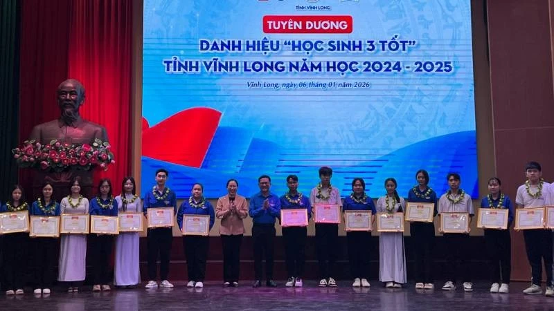 Đại biểu tham dự buổi lễ trao giấy khen tuyên dương danh hiệu "Học sinh 3 tốt" năm học 2024-2025.