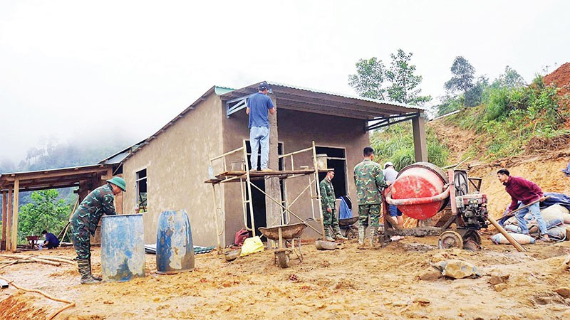 Cán bộ, chiến sĩ thuộc Trung đoàn 885 và Ban Chỉ huy phòng thủ Khu vực III - Trà My (Bộ Chỉ huy quân sự thành phố Đà Nẵng) xây dựng nhà cho người dân xã Trà Tập.