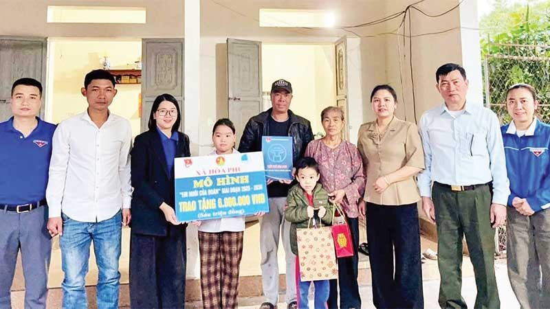 Chị Lê Thị Mỹ, Bí thư Đoàn Thanh niên xã Hòa Phú (người thứ ba từ trái sang) trao kinh phí hỗ trợ từ mô hình “Em nuôi của Đoàn” cho em Nguyễn Thị Chiêu Dương, thôn An Mỹ.