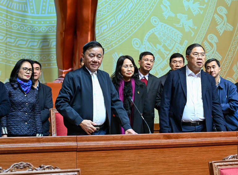 Thường trực Ban Bí thư Trần Cẩm Tú kiểm tra công tác lắp đặt thiết bị tại khu vực Hội trường trung tâm. (Ảnh: DUY LINH)