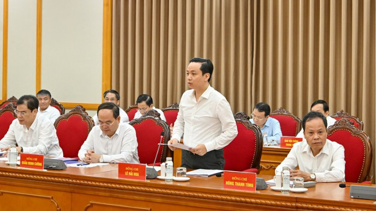 Lãnh đạo Tỉnh ủy Cao Bằng báo cáo tình hình chuẩn bị Đại hội. (Ảnh: Thủy Nguyên) ct-tinh-cb-bao-cao-8234.jpg