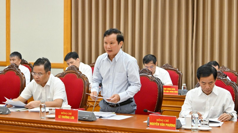 Lãnh đạo Thành ủy Huế báo cáo tình hình chuẩn bị Đại hội. (Ảnh: Thủy Nguyên) lanh-dao-hue-3243.jpg