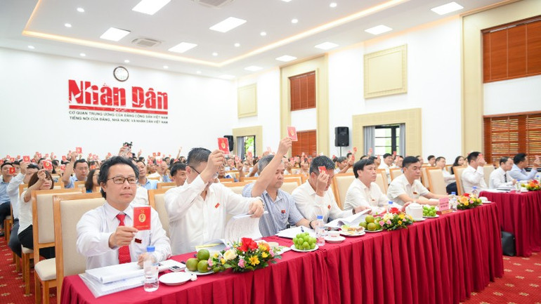 Các đại biểu biểu quyết thông qua các nội dung quan trọng của đại hội. (Ảnh: THẾ ĐẠI) phien-tru-bi-dh-bao-nhandan-0051-1-3239.jpg