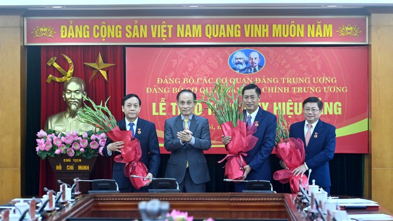 Đồng chí Lê Hoài Trung trao Huy hiệu 40 năm, 30 năm tuổi đảng tặng các đồng chí là lãnh đạo Ban Nội chính Trung ương. (Ảnh: ĐĂNG KHOA) dc-lht-3621.jpg