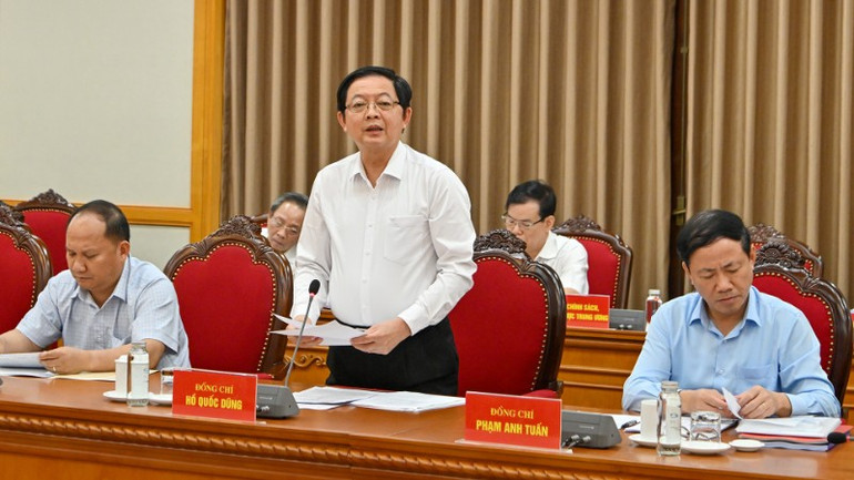 Bí thư Tỉnh ủy Gia Lai Hồ Quốc Dũng báo cáo công tác chuẩn bị Đại hội. (Ảnh: Thủy Nguyên) lanh-dao-gl-1776.jpg