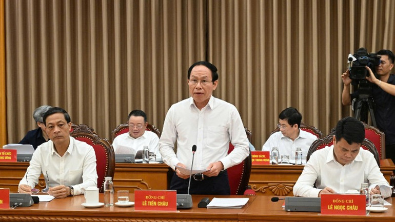 Bí thư Thành ủy Hải Phòng Lê Tiến Châu báo cáo tại buổi làm việc. (Ảnh: TRẦN HẢI) gen-h-lanh-dao-hp-213.jpg