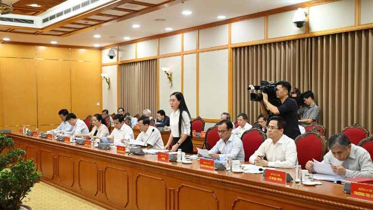 Bí thư Tỉnh ủy Quảng Ngãi Bùi Thị Quỳnh Vân báo cáo tại buổi làm việc. (Ảnh: TRẦN HẢI) gen-h-lanh-dao-qn-3482.jpg