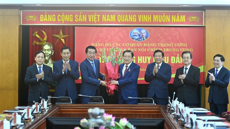 Lãnh đạo Ban Nội chính Trung ương chúc mừng đồng chí Phan Đình Trạc. (Ảnh ĐĂNG KHOA) bnc-tu-tang-hoa-2311.jpg
