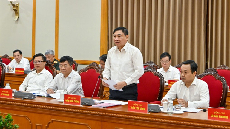 Bí thư Tỉnh ủy Điện Biên Trần Quốc Cường báo cáo công tác chuẩn bị Đại hội. (Ảnh: Thủy Nguyên) lanh-dao-dien-bien-1661.jpg