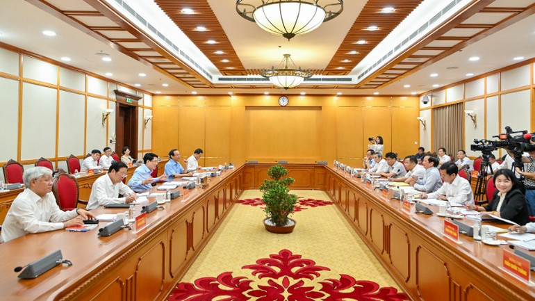 Quang cảnh buổi làm việc với Thành ủy Huế. (Ảnh: Thủy Nguyên) voi-tu-hue-551.jpg