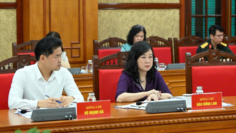 Kementerian Kesihatan telah secara proaktif dan segera menasihati, mengatur, menyebarkan, dan melaksanakan Resolusi tersebut. (Foto: DUY LINH) gen-h-dai-dien-bo-y-te-2137.jpg