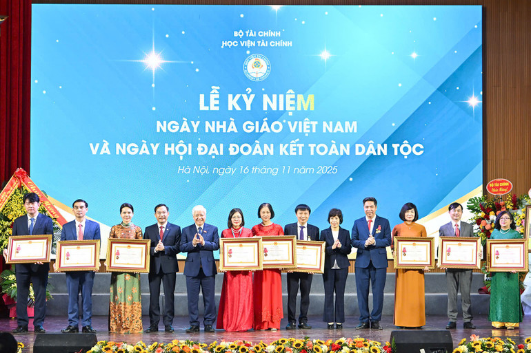 បុគ្គលចំនួន 11 នាក់នៃបណ្ឌិត្យសភាហិរញ្ញវត្ថុទទួលបានមេដាយការងារថ្នាក់ទីពីរនិងទីបី។ (រូបថត៖ THUY NGUYEN) cac-ca-nhan-dc-khen.jpg