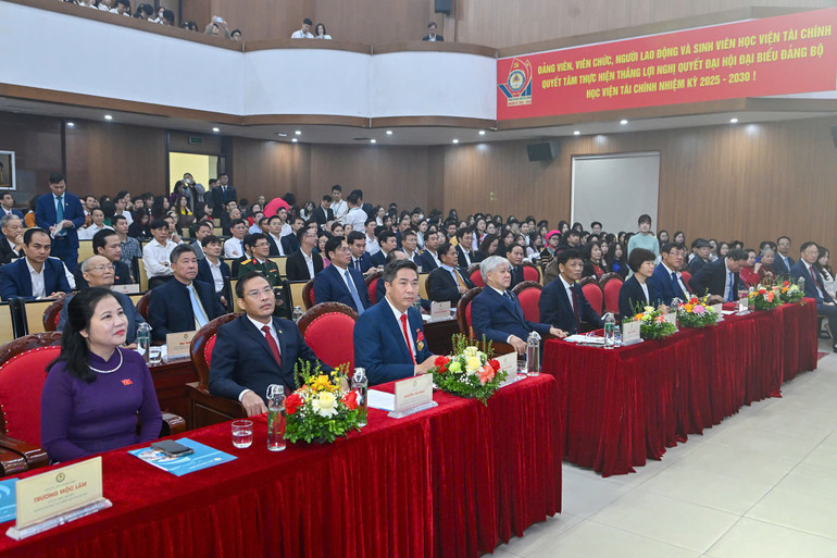 ប្រតិភូចូលរួមពិធី។ (រូបថត៖ THUY NGUYEN) dai-bieu-du.jpg