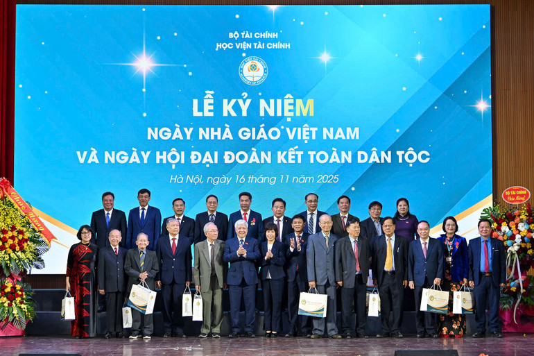 ការគោរពវិញ្ញាណក្ខន្ធដល់គ្រូជំនាន់ក្រោយជាសកម្មភាពដ៏មានអត្ថន័យក្នុងឱកាសបុណ្យខួប។ (រូបថត៖ THUY NGUYEN) tri-an-cac-nha-giao.jpg