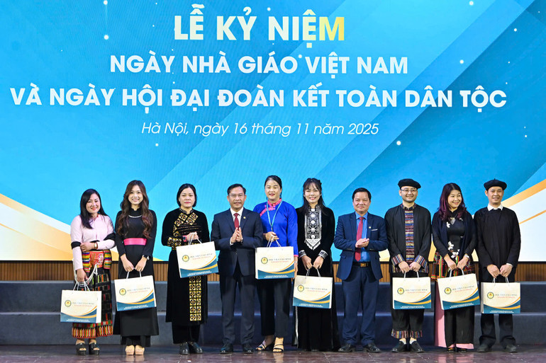 បណ្ឌិតសភាបានរៀបចំពិធីប្រគល់អំណោយដល់បុគ្គលិក និងសិស្សជនជាតិភាគតិច។ (រូបថត៖ THUY NGUYEN) tang-qua-cac-vien-chuc.jpg