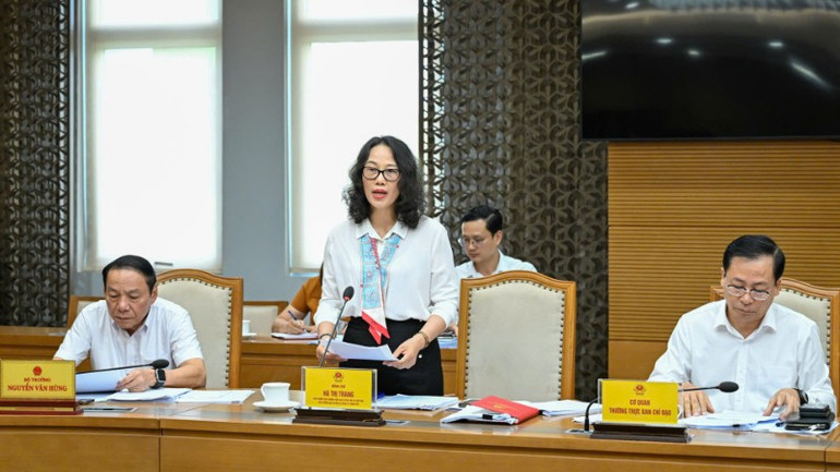 Đồng chí Hà Thị Trang, Phó trưởng ban Thường trực Ban Tuyên giáo và Dân vận, Phó trưởng Ban Chỉ đạo 35 Đảng ủy Chính phủ báo cáo xin ý kiến một số nội dung trọng tâm của Ban Chỉ đạo. (Ảnh: DUY LINH) gen-h-dc-ha-thi-trang-9141.jpg