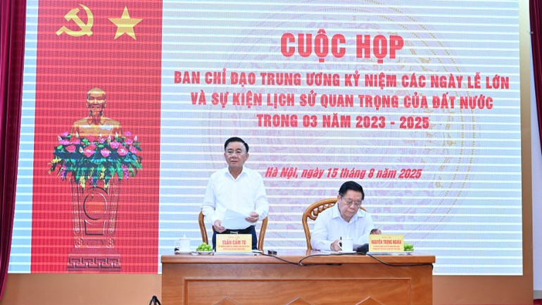 Thường trực Ban Bí thư Trần Cẩm Tú phát biểu chỉ đạo cuộc họp. (Ảnh: ĐĂNG KHOA) dc-tct-ket-luan-2552.jpg