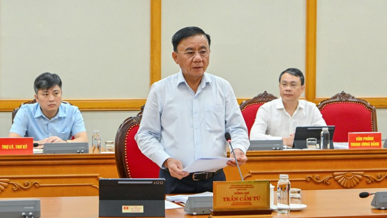 Đồng chí Trần Cẩm Tú, Ủy viên Bộ Chính trị, Thường Trực Ban Bí thư phát biểu chỉ đạo công tác tổ chức Đại hội Đảng bộ các tỉnh. (Ảnh: ĐĂNG KHOA) dc-tct-8194.jpg