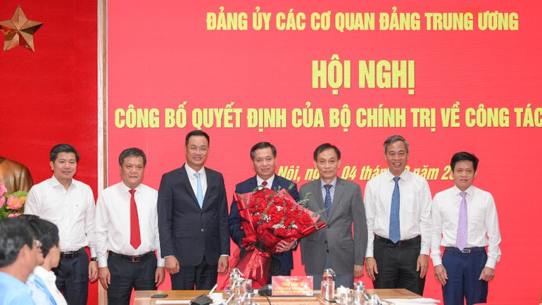 Lãnh đạo Tỉnh ủy Quảng Trị tặng hoa và chúc mừng đồng chí Nguyễn Long Hải. (Ảnh: THẾ ĐẠI) tinh-uy-qt-4147.jpg