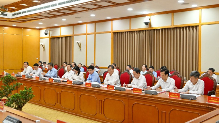 Các đồng chí Ban Thường vụ Tỉnh ủy Ninh Bình tham dự buổi làm việc. (Ảnh: THỦY NGUYÊN) ninh-binh-2925.jpg