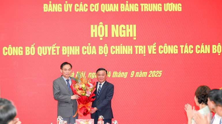 Thay mặt Đảng ủy,Thường trực Ban Bí thư Trần Cẩm Tú tặng hoa và cảm ơn đồng chí Lê Hoài Trung. (Ảnh: THẾ ĐẠI) tang-hoa-dc-lht-1525.jpg