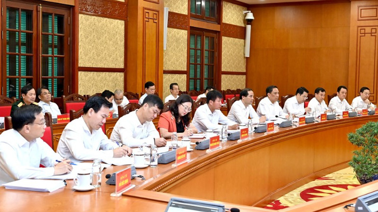 Các đồng chí Ban Thường vụ Tỉnh ủy Lào Cai tham dự buổi làm việc. (Ảnh: ĐĂNG KHOA) lao-cai-9120.jpg