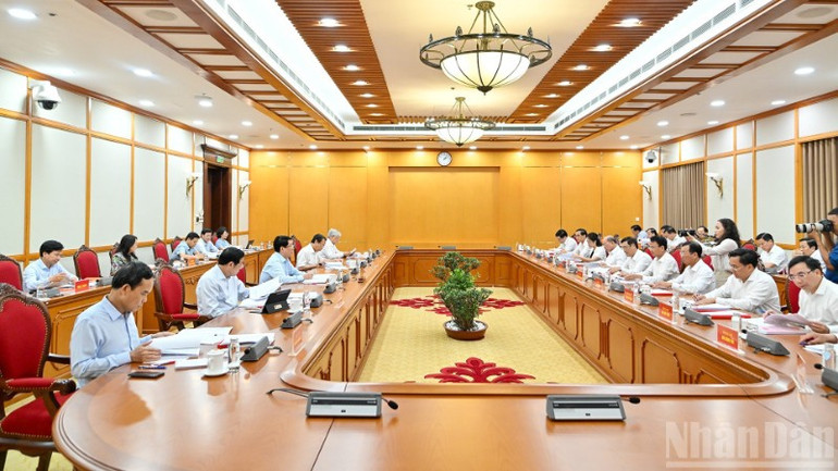 Quang cảnh buổi làm việc của Tổ công tác Bộ Chính trị với Ban Thường vụ Tỉnh ủy Phú Thọ. (Ảnh: THỦY NGUYÊN) 9-9-tinh-phu-tho-1918.jpg