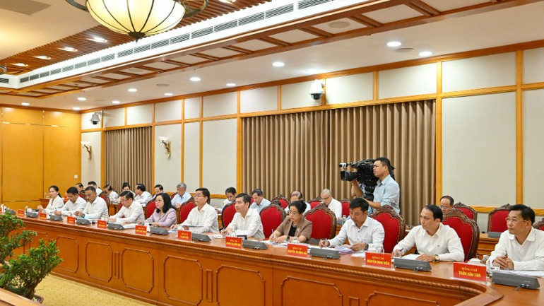 Các đồng chí Ban Thường vụ Tỉnh ủy Đắk Lắk tham dự buổi làm việc. (Ảnh: THỦY NGUYÊN) dac-lac-2094.jpg
